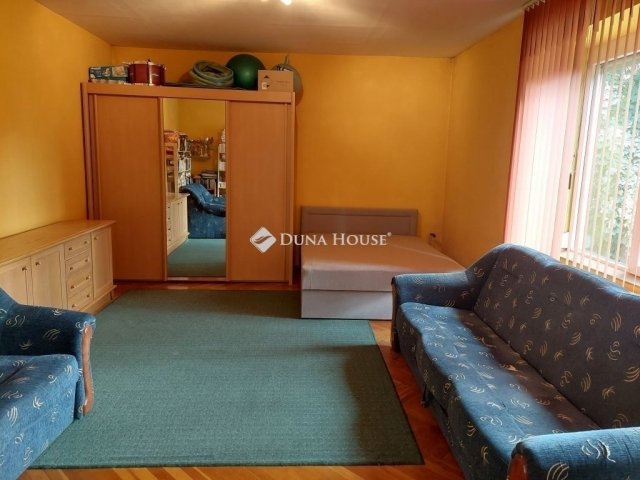 Eladó családi ház, Pécsett 43 M Ft, 3 szobás