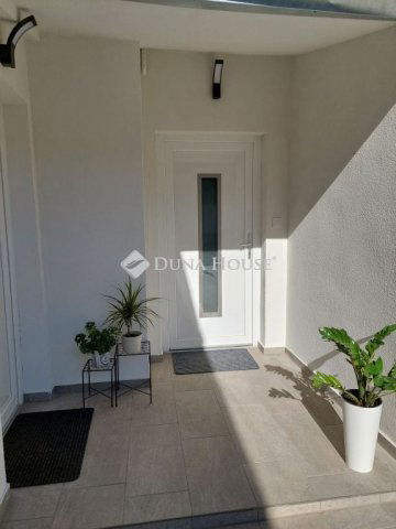 Eladó téglalakás, Baján 44.9 M Ft, 3 szobás