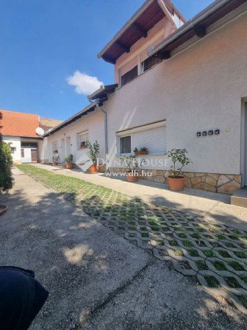 Eladó családi ház, Pécsett 250 M Ft, 12 szobás