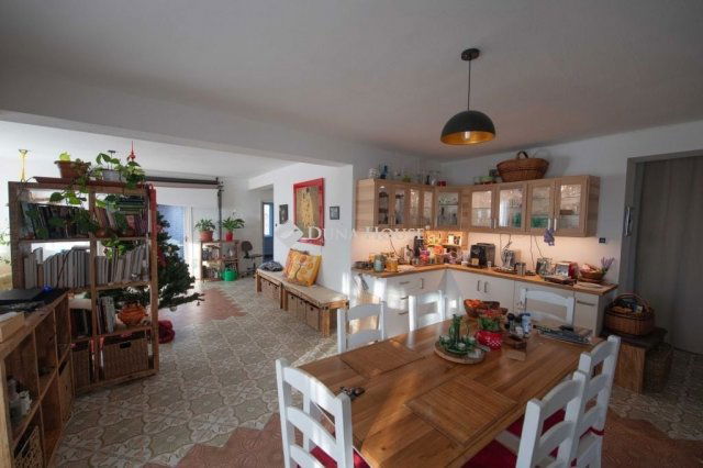 Eladó családi ház, Velencén 139 M Ft, 11 szobás