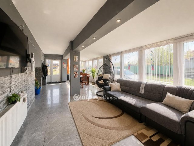 Eladó családi ház, Kunszentmiklóson 94.99 M Ft, 5 szobás