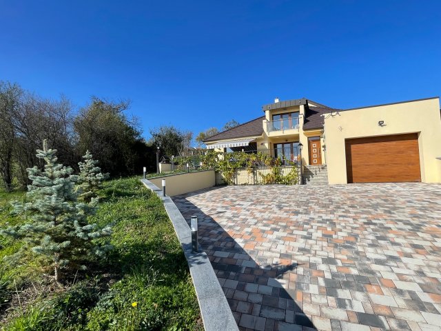 Eladó családi ház, Cserszegtomajon 249 M Ft, 7+3 szobás