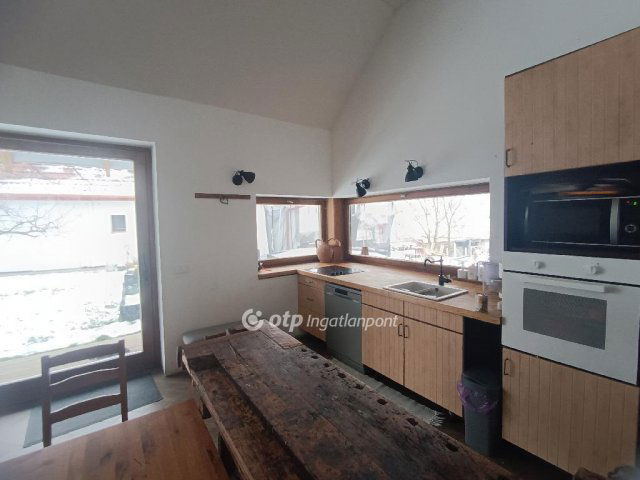 Eladó családi ház, Sukorón 104.9 M Ft, 3+1 szobás