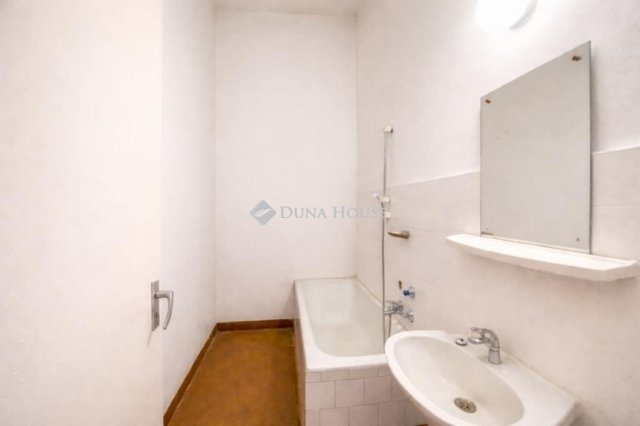 Eladó téglalakás, Budapesten, VI. kerületben 62 M Ft, 1 szobás