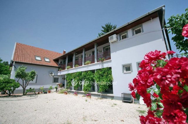 Eladó családi ház, Gyulán 210 M Ft, 9 szobás