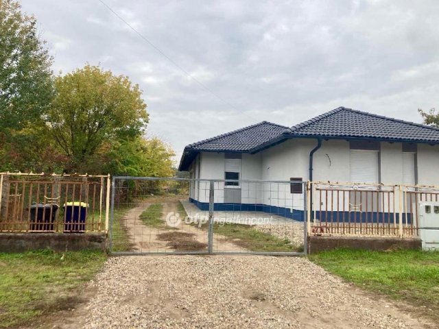 Eladó családi ház, Dánszentmiklóson 84 M Ft, 3+1 szobás