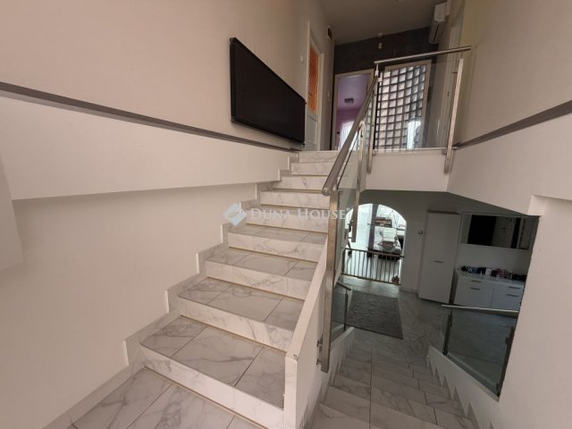 Eladó családi ház, Budapesten, III. kerületben 365 M Ft