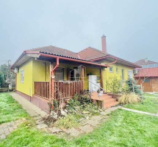 Eladó családi ház, Ajkán 150 M Ft, 3 szobás