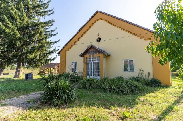 Eladó családi ház, Kisszentmártonon 36.9 M Ft, 6 szobás
