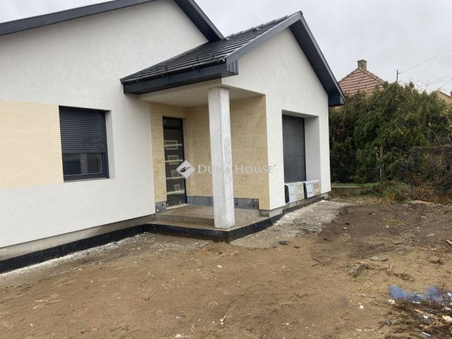 Eladó családi ház, Dabason 89.9 M Ft, 4 szobás