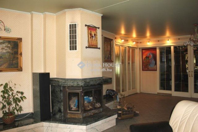 Eladó családi ház, Üllőn 303 M Ft, 12 szobás