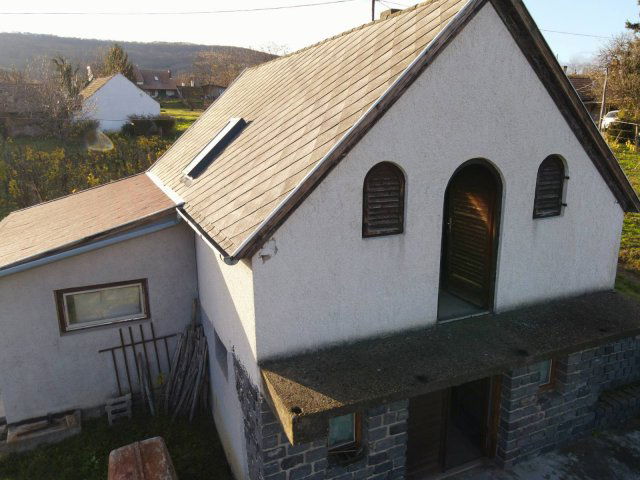 Eladó nyaraló, Lesenceistvándon 34.9 M Ft, 2 szobás