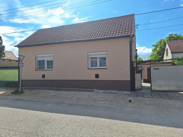 Kiadó családi ház, albérlet, Székesfehérvárott, Damjanich utcában