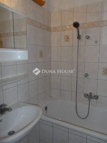 Kiadó téglalakás, albérlet, Pécsett 180 E Ft / hó, 2 szobás