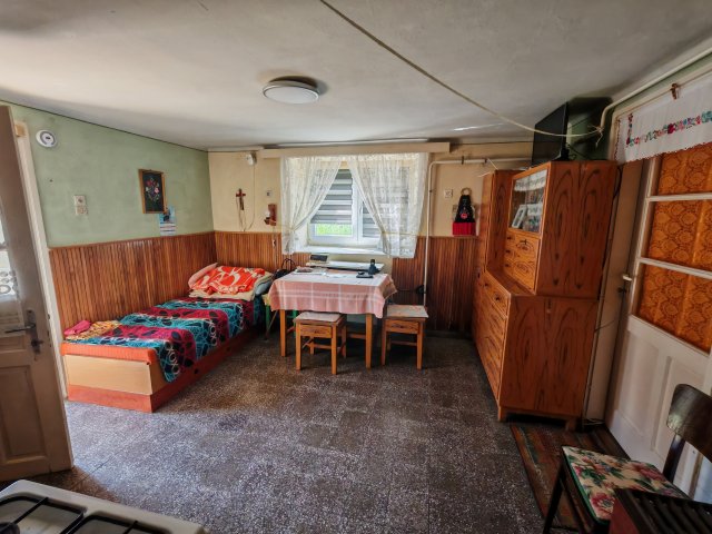 Eladó családi ház, Cereden 33 M Ft, 6 szobás