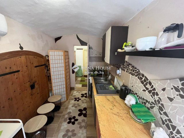 Eladó családi ház, Pécsett 94.9 M Ft, 6 szobás