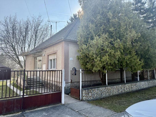 Eladó családi ház, Komáromban 49.9 M Ft, 3 szobás