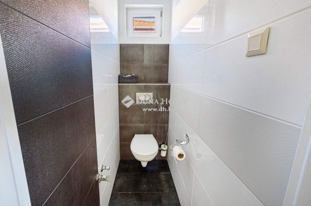 Eladó ikerház, Pécelen 369 M Ft, 11 szobás