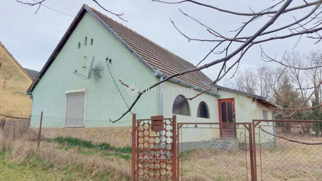 Eladó családi ház, Szakcson 5.65 M Ft, 1 szobás