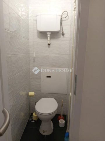 Eladó panellakás, Komlón 25.9 M Ft, 2 szobás