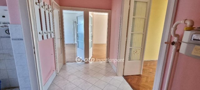 Eladó téglalakás, Pétfürdőn 64.99 M Ft, 4+1 szobás