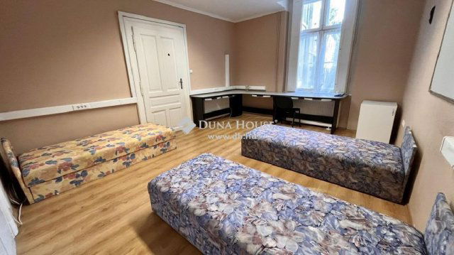 Eladó téglalakás, Szombathelyen 60 M Ft, 4 szobás