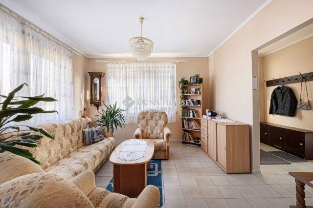 Eladó családi ház, Sóskúton 99.9 M Ft, 6 szobás