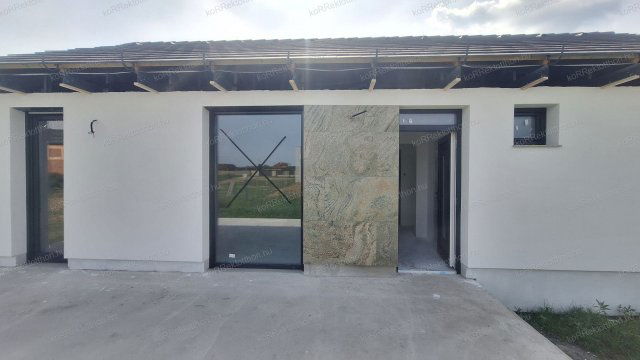 Eladó ikerház, Jászberényben 78.5 M Ft, 3 szobás