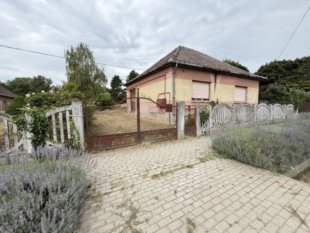 Eladó családi ház, Jután 17.9 M Ft, 3 szobás
