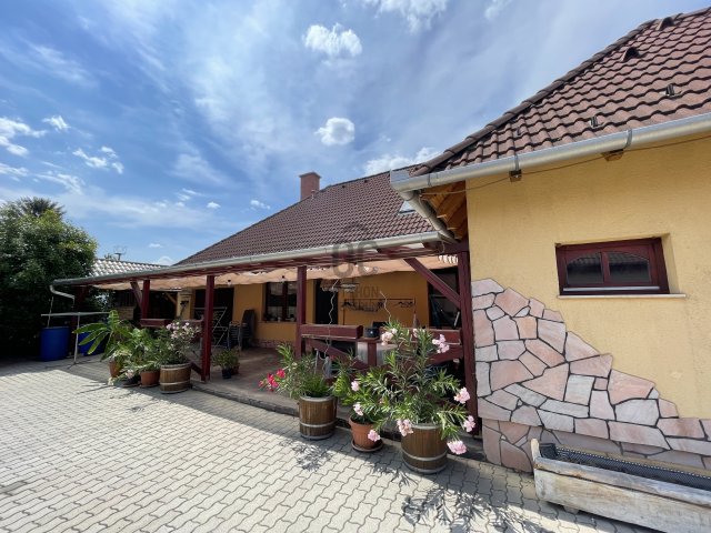 Eladó családi ház, Dunaújvárosban 98 M Ft, 4 szobás