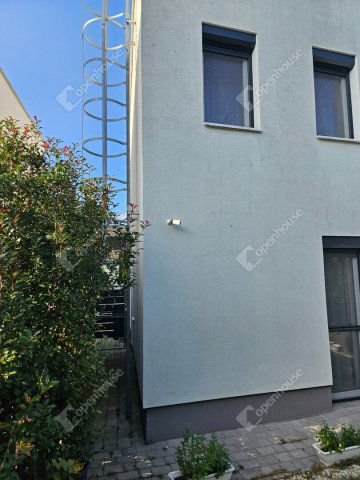 Eladó téglalakás, Győrött 134.5 M Ft, 4 szobás