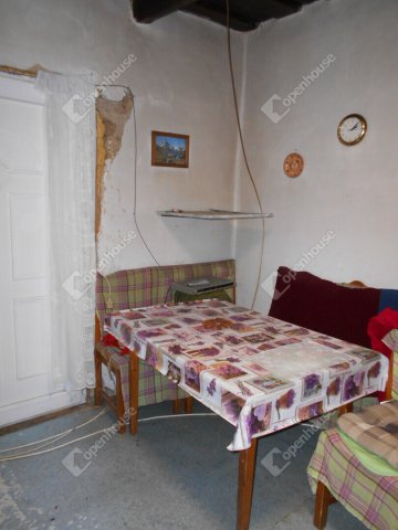 Eladó családi ház, Bezeréden 6.1 M Ft, 1 szobás