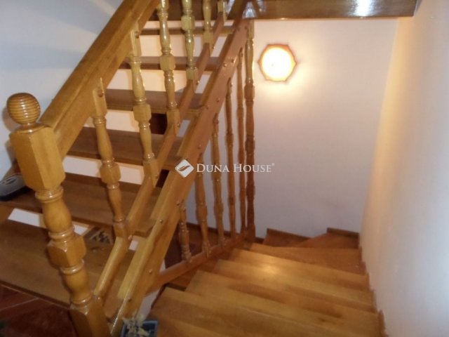 Eladó családi ház, Komlón 80 M Ft, 6 szobás