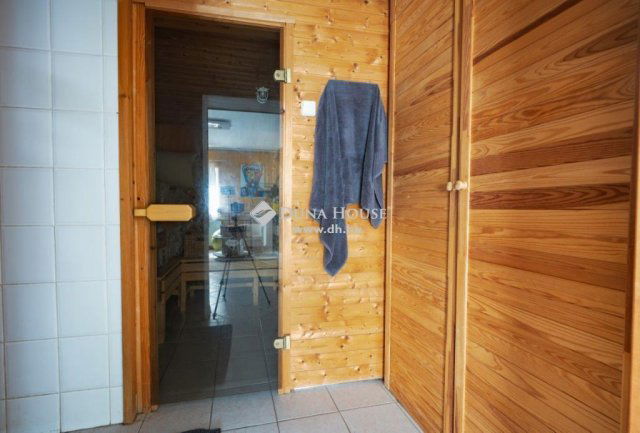 Eladó családi ház, Budaörsön 285 M Ft, 8 szobás