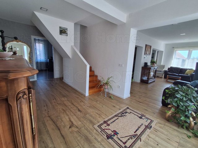 Eladó családi ház, Magyarszentmiklóson 58.7 M Ft, 5 szobás
