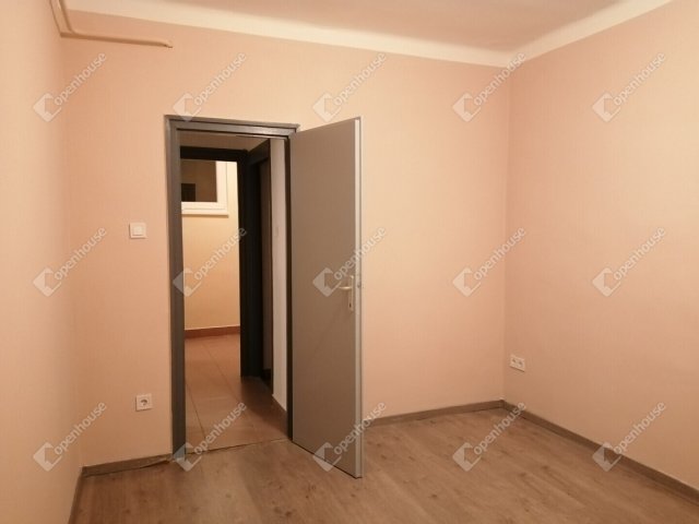 Eladó téglalakás, Pápán 35 M Ft, 2 szobás