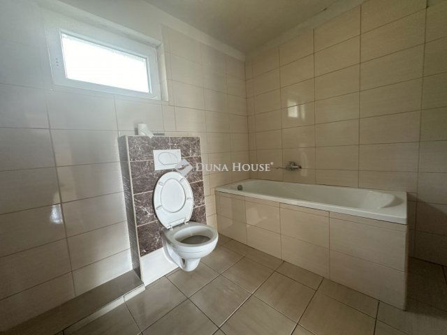 Eladó családi ház, Kesztölcön 129.9 M Ft, 7 szobás