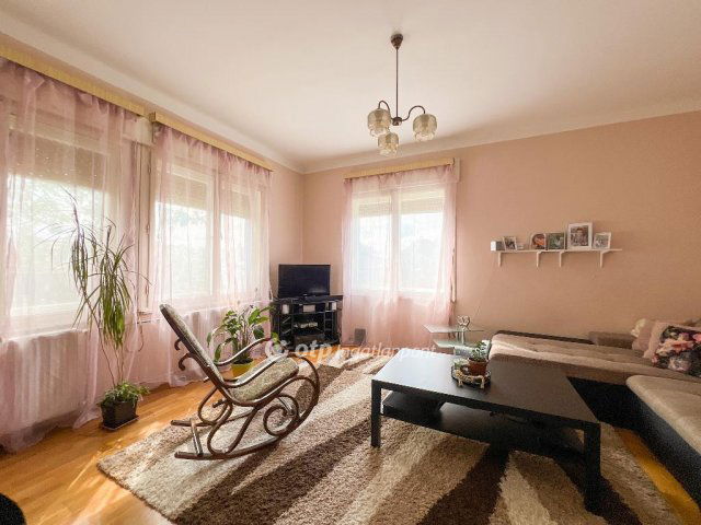 Eladó családi ház, Vecsésen 83.9 M Ft, 8 szobás