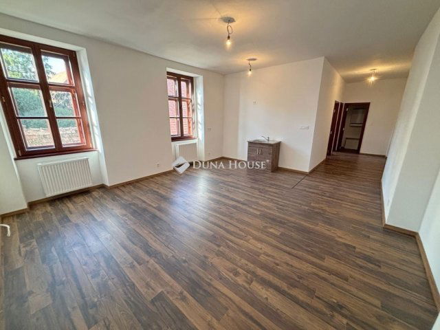 Eladó téglalakás, Sopronban 74.235 M Ft, 2 szobás