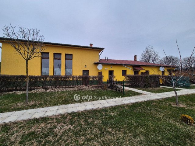 Eladó téglalakás, Szentesen 142.5 M Ft, 7 szobás