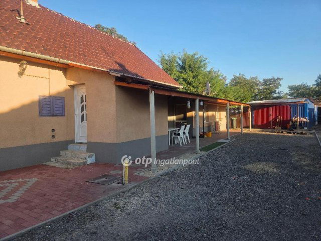 Eladó családi ház, Tiszapüspökin 24 M Ft, 2 szobás