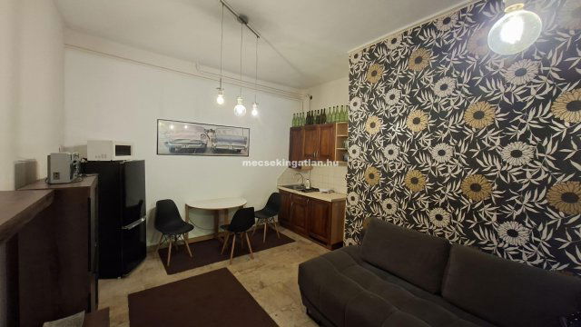 Kiadó téglalakás, albérlet, Pécsett 140 E Ft / hó, 1 szobás