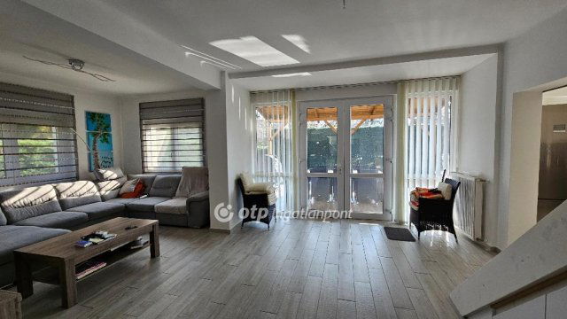 Eladó családi ház, Balatonföldváron 188 M Ft, 6+1 szobás