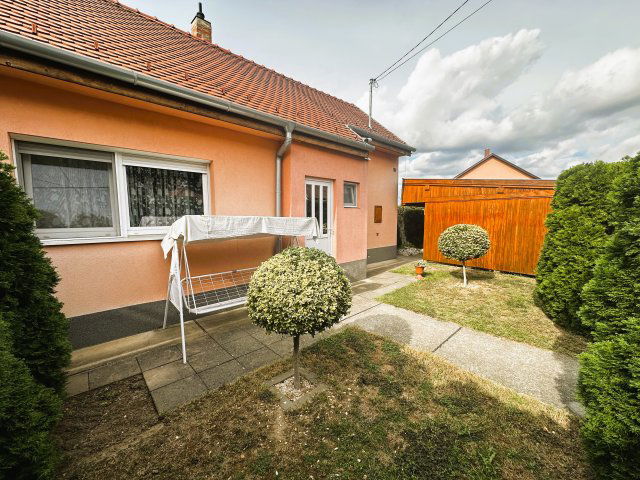 Eladó családi ház, Pécsett 81.9 M Ft, 2 szobás