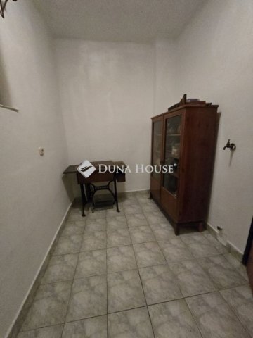 Eladó családi ház, Pécsett 76.9 M Ft, 4 szobás