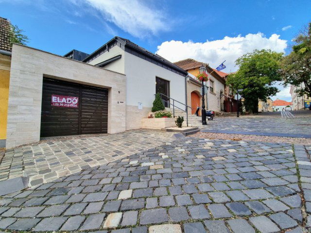 Eladó családi ház, Vácon 270 M Ft, 3 szobás