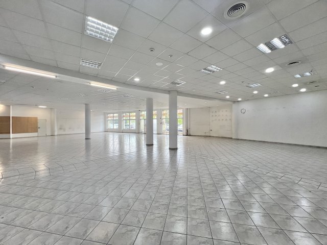 Kiadó üzlethelyiség, Kaposváron, Petőfi téren 4332 E Ft / hó