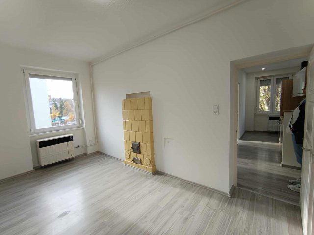 Eladó téglalakás, Komlón, Petőfi téren 27.9 M Ft, 2 szobás