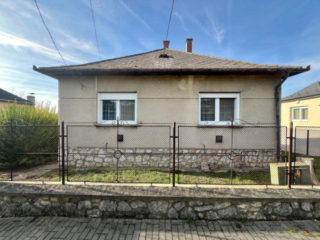 Eladó családi ház, Móron 39.9 M Ft, 2 szobás