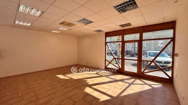 Kiadó üzlethelyiség, Békéscsabán 300 E Ft / hó, 2 szobás